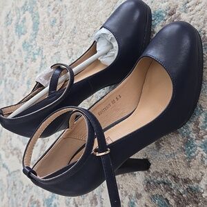 Ladies NIB Dark Navy Pumps 5.5 Idifu